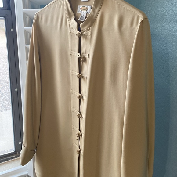 Beautiful silk top - Picture 10 of 16